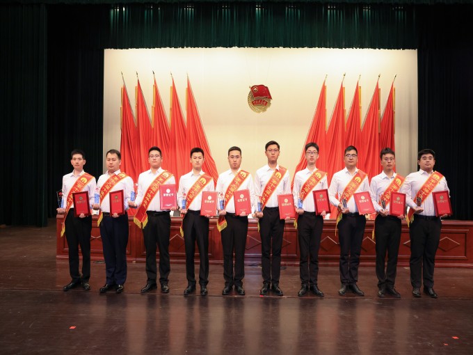 1746782746905083046.jpg 十佳毕业生颁奖.jpg