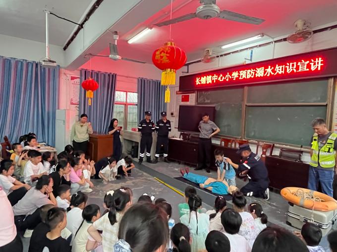 “义卖聚? 爱心伴?行�爱心包5(1).jpg