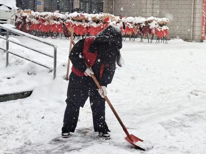 扫雪除冰,皖西学院青年志愿者在行动!