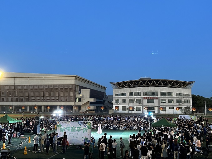 铜心筑梦炫彩青春铜陵学院举办草坪音乐节