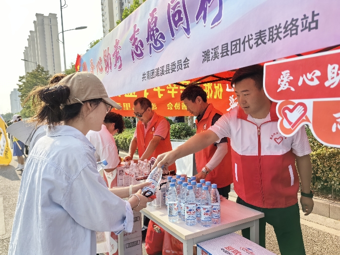 活动中,团代表和青年志愿者在濉溪中学,濉溪二中考点门口搭起"爱心