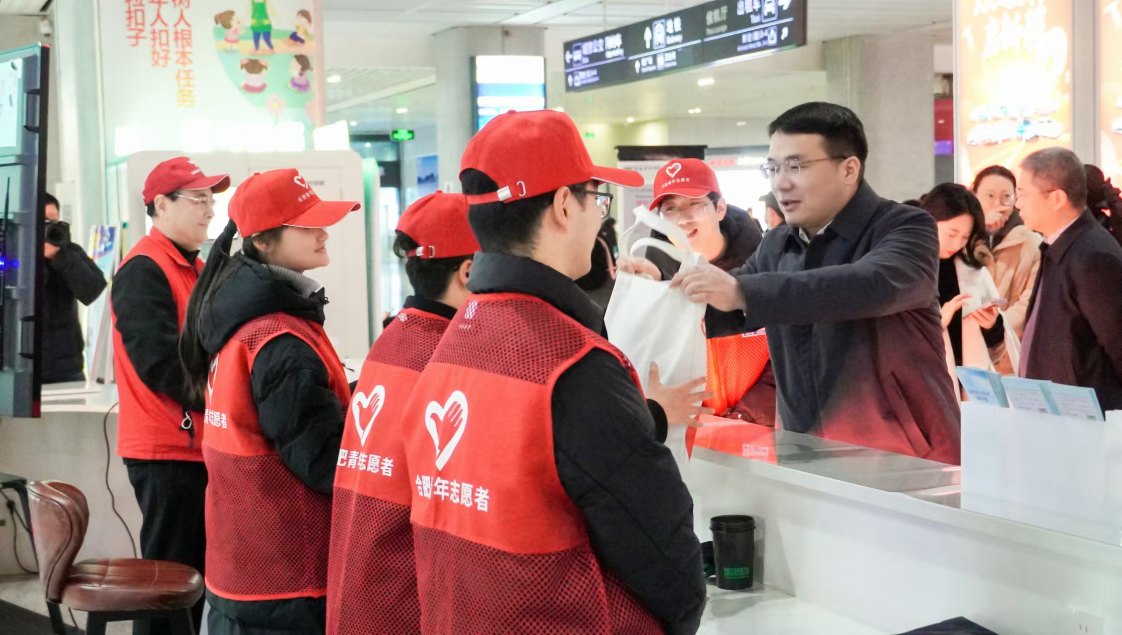 团省委看望慰问“暖冬行动”青年志愿者